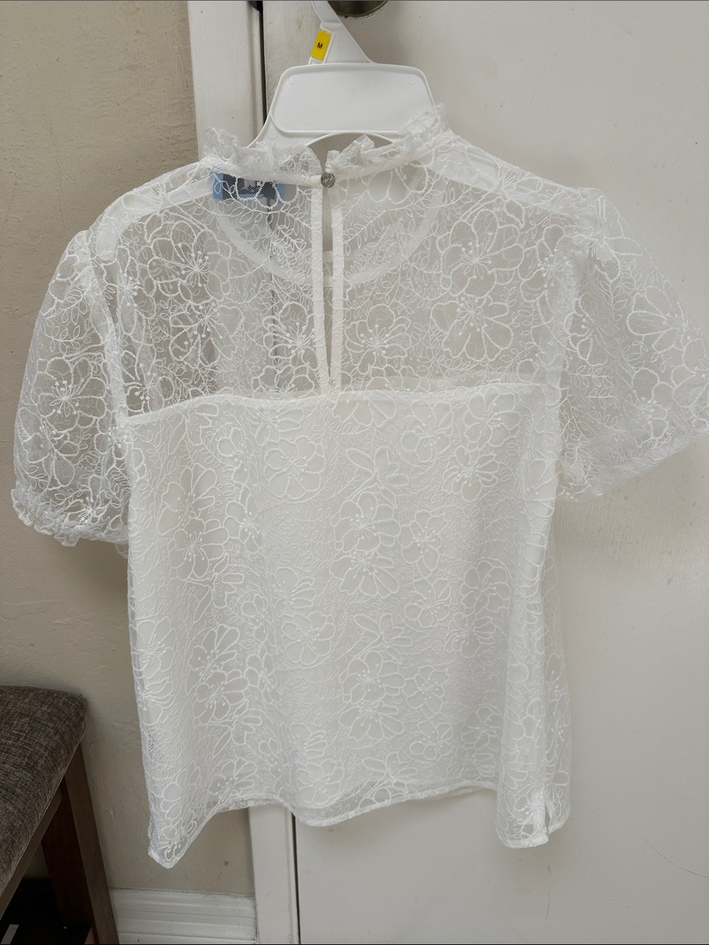 CeCe Women's Short Puff-Sleeve Lace Mock-Neck Blouse - never worn - Picture 4 of 4